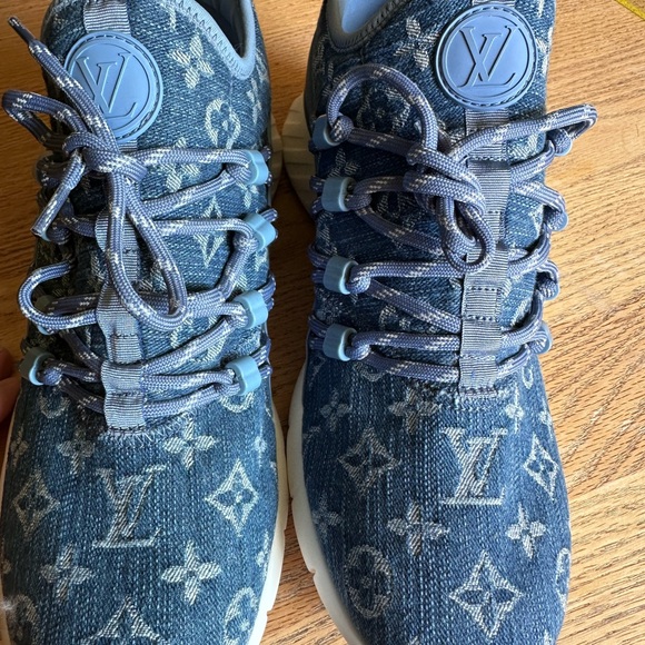 Authentic Louis Vuitton Men’s 6 sneakers. - Picture 2 of 15
